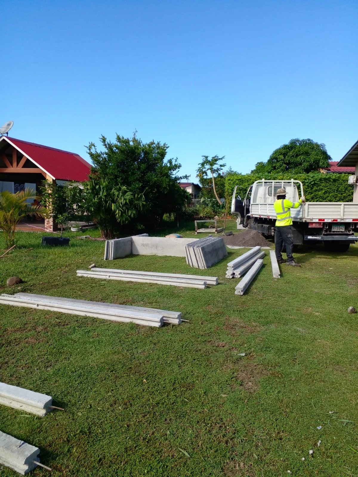 Descarga de paneles y columnas prefabricadas en obra residencial desde camión de transporte