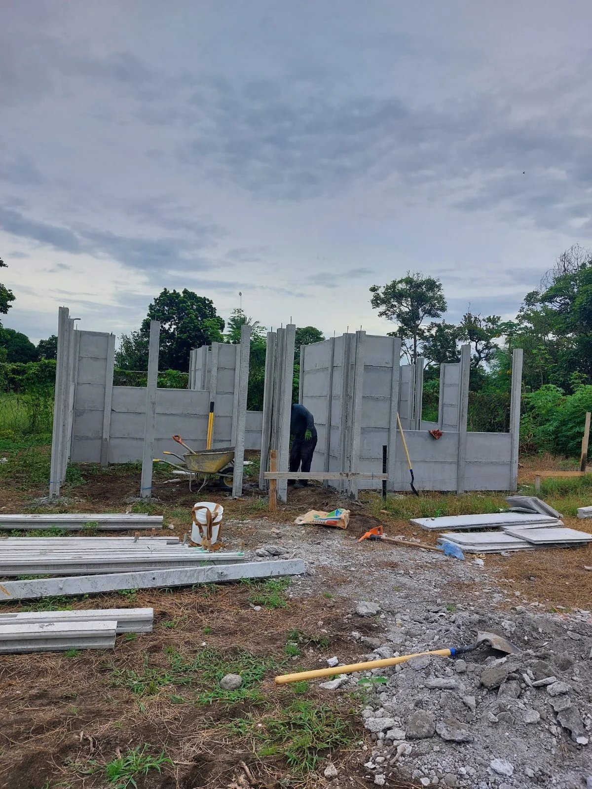 Estructura intermedia de casa prefabricada con paneles parcialmente colocados entre columnas