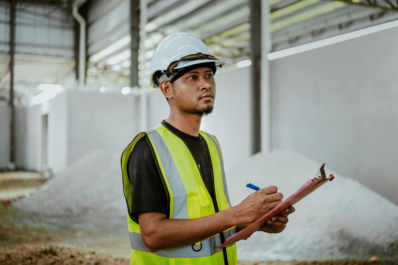 Ingeniero realizando inspección estructural en obra