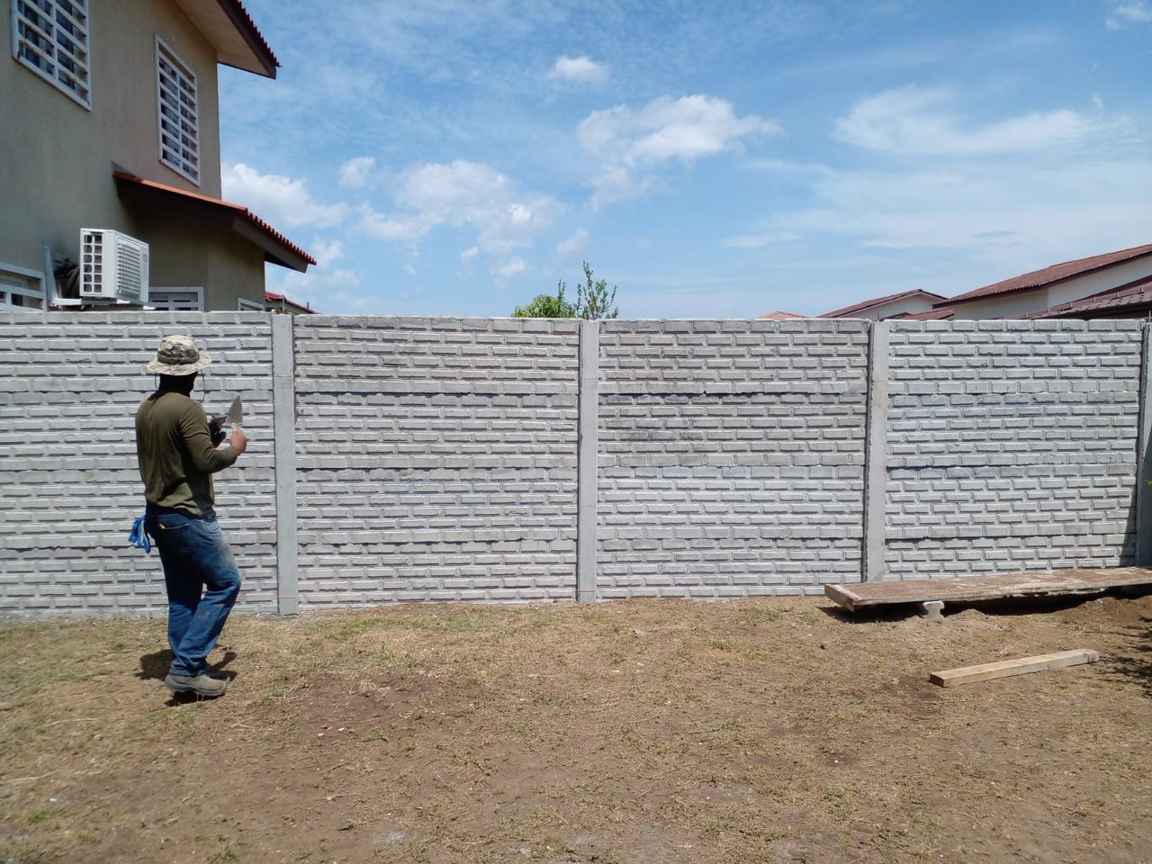 Muro perimetral prefabricado instalado por Prefalego en Panamá