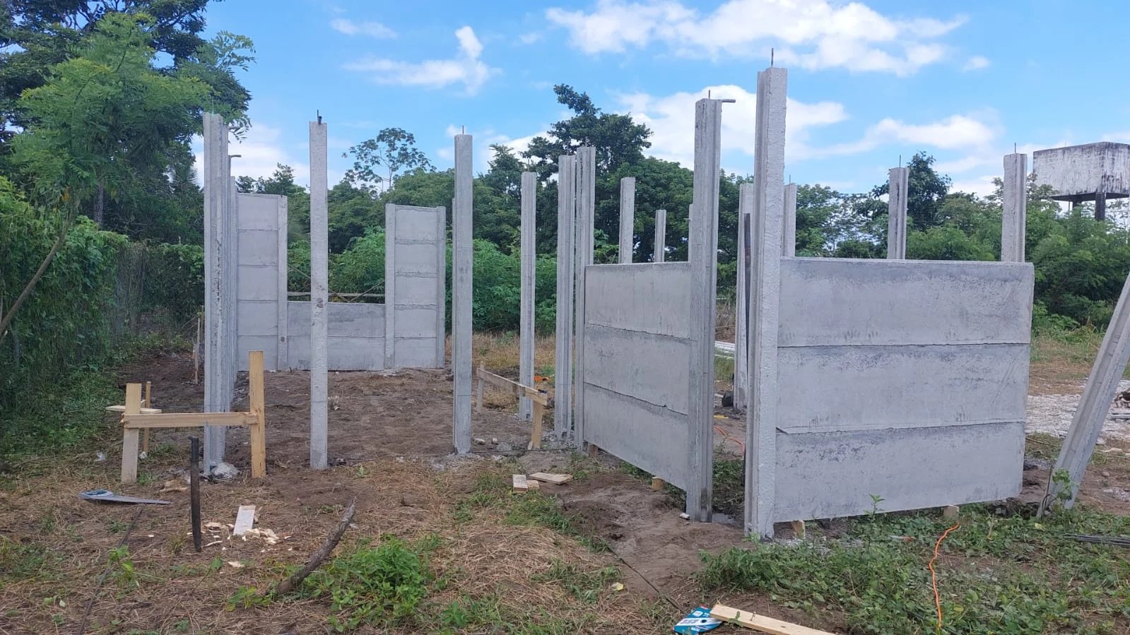 Estructura inicial de casa prefabricada con columnas verticales y paneles parciales montados