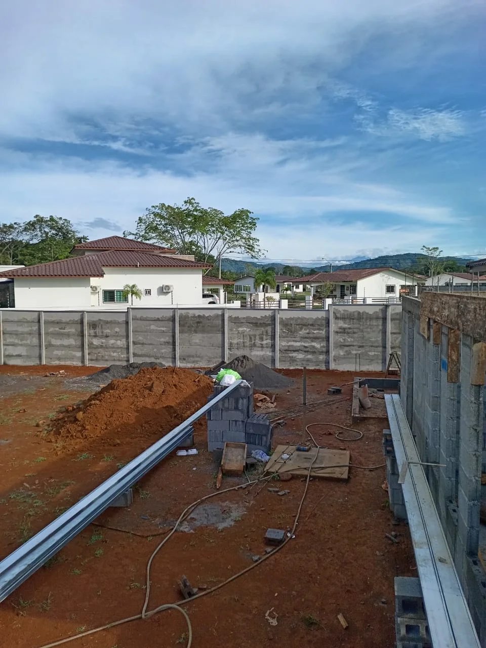 Vista superior de obra con muro perimetral en construcción y excavación para nuevos paneles